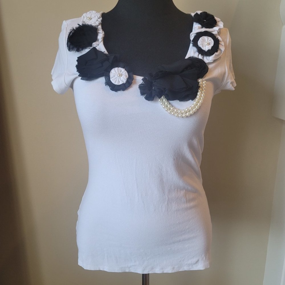 White House Black Market White Embellished Tee T-Shirt Top w/ Pearls and Flowers